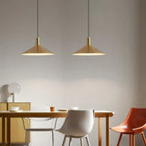 Tilspidset Hvid Retro Industriel Lysekrone I Metal