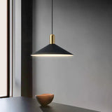 Tilspidset Hvid Retro Industriel Lysekrone I Metal