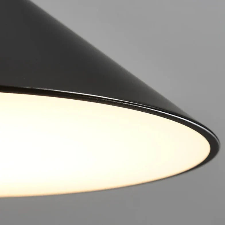 Tilspidset Hvid Retro Industriel Lysekrone I Metal