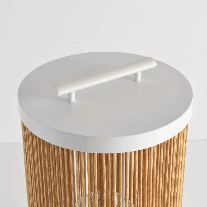 Lille Cylinderformet Gulvlampe Med Solenergi Og Rattan