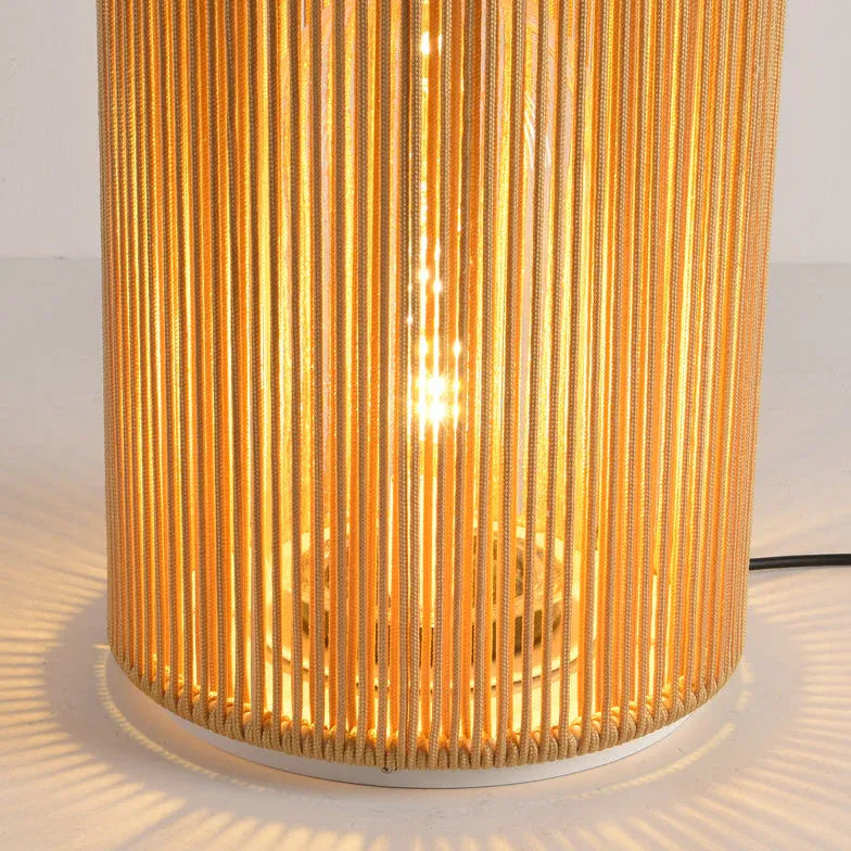 Lille Cylinderformet Gulvlampe Med Solenergi Og Rattan